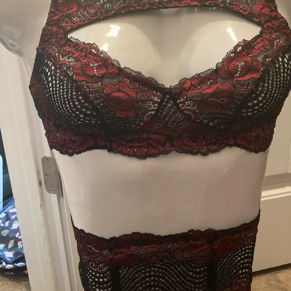 Red and black lingerie with garter - Picture 2 of 5